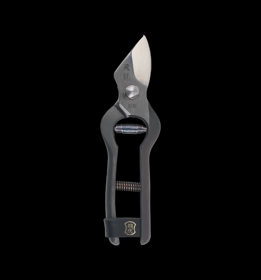 Niwaki Tobisho Hiryu Secateurs - Secateurs with a black handle